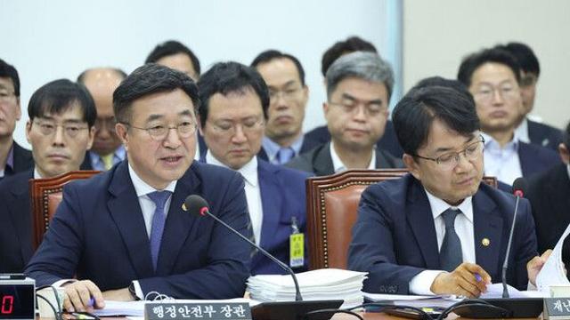 윤호중, ‘전산망 해킹’ 늑장 발표 지적에 “미리 알리면 같은 방식이…” 윤호중, ‘전산망 해킹’ 늑장 발표 지적에 “미리 알리면 같은 방식이…”