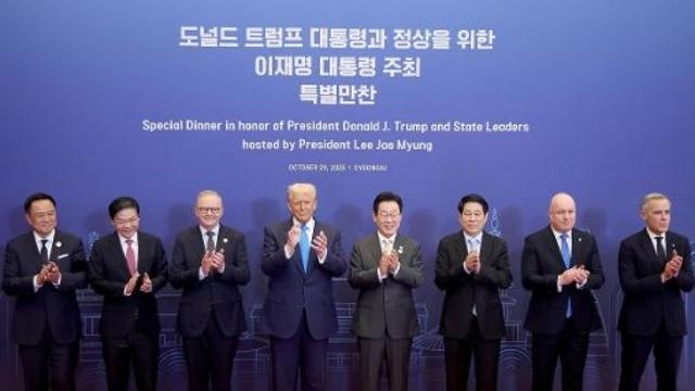 APEC 정상회의 공식 개막...이 대통령, 무역협력 드라이브
