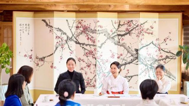 김혜경 여사, 한복디자이너들과 차담회
