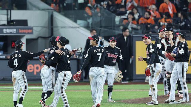 LG, 9회초 2사 후 역전 드라마…한국시리즈 우승 '1승 남았다'(종합)