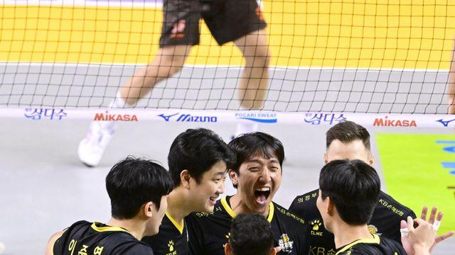 [SD 의정부 라이브] 비예나 원맨팀 아니다! 매 세트 터지는 레프트 화력과 결정적 블로킹의 조화…KB손해보험, 두 번의 듀스 이겨내고 OK저축은행 완파
