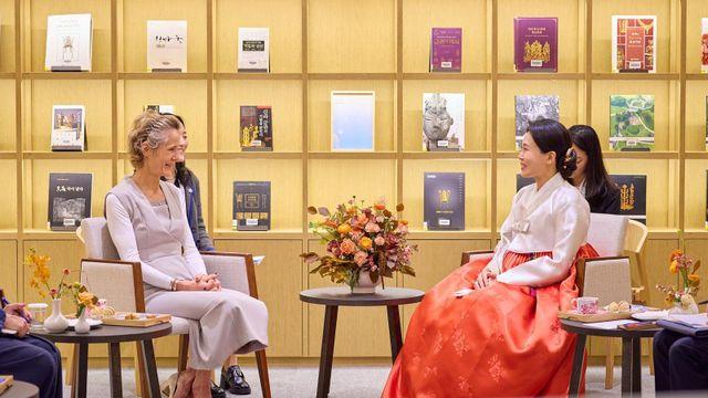 한복 차려입은 김혜경 여사 “오늘은 캐나다 국기 색으로”