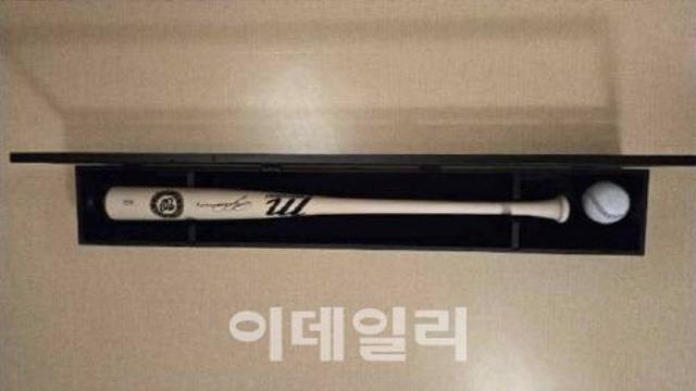 트럼프 대통령, 李대통령에 야구배트와 공 선물