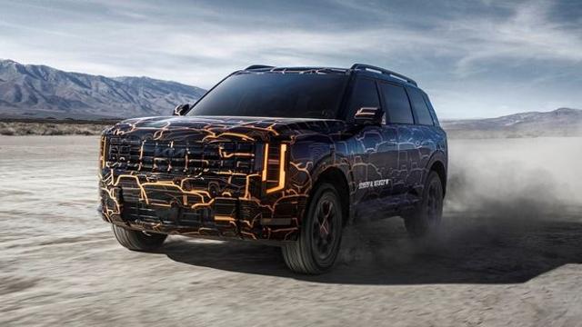 진흙길 질주하는 차세대 텔루라이드 공개…팰리세이드 걱정스럽다