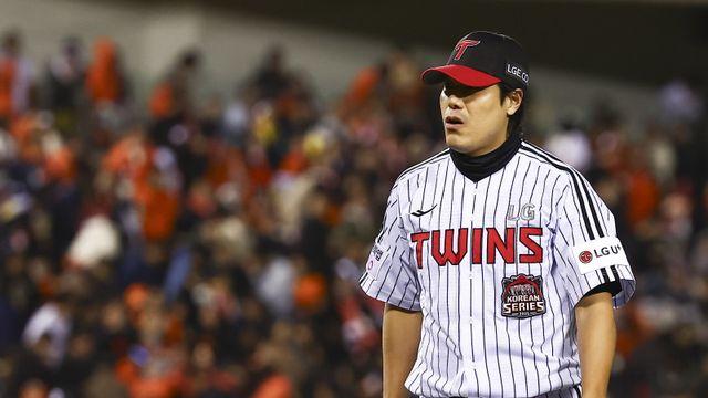 “마지막일지 모른다는 간절함” KS 최고령 승리투수+11연속경기 무실점, LG 김진성이 가을을 사는 방법 [KS]