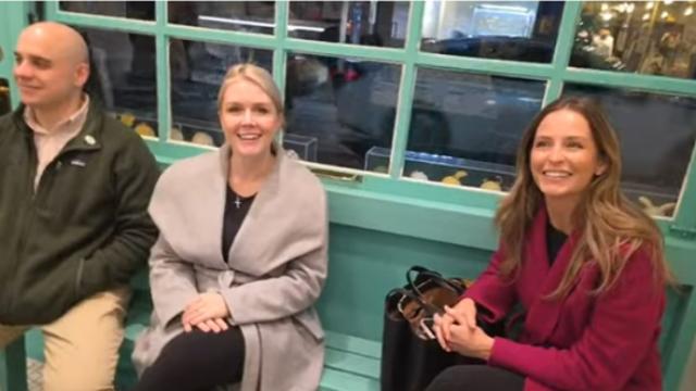 트럼프 핵심 참모 레빗·마틴, 경주 황리단길서 포착