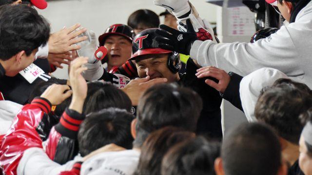 타자들에게 감사 인사한 염경엽 감독 