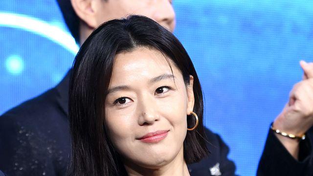 전지현, 데뷔 28년만 신비주의 깼다…유튜브 '공부왕찐천재 홍진경' 출연 [공식]