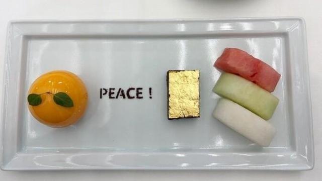 한·미 정상 오찬 디저트에 'PEACE!'…트럼프 수행단 