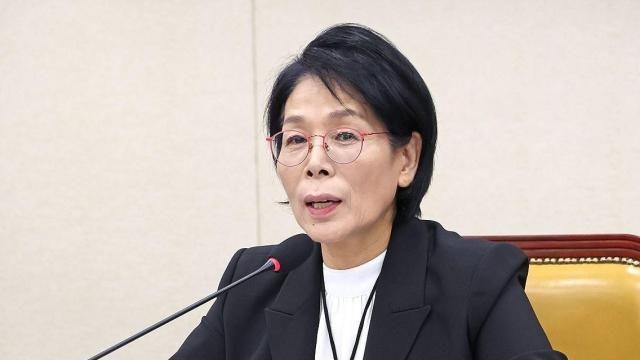 최민희, '딸 결혼식·MBC 보도본부장 퇴장' 논란에 사과…