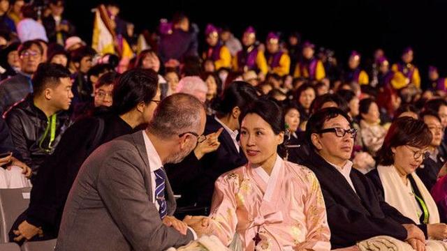 한복 입은 김혜경 여사, 한복 디자이너와 차담회…경주 관광지 방문도