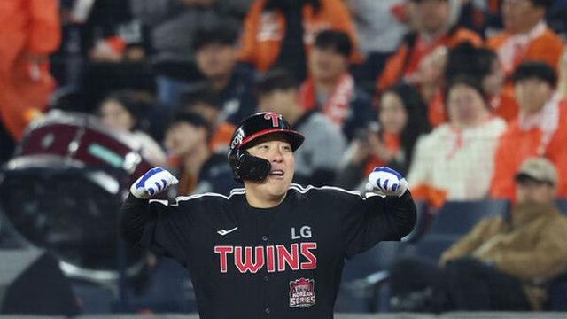 '9회 대역전극' LG, 4차전서 한화 7-4 제압…우승 '1승 남았다'(종합)[KS]