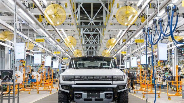 GM, 전기차 둔화·정책 변화에 3,300명 해고 발표. LG엔솔 합작공장 가동 일시 중단