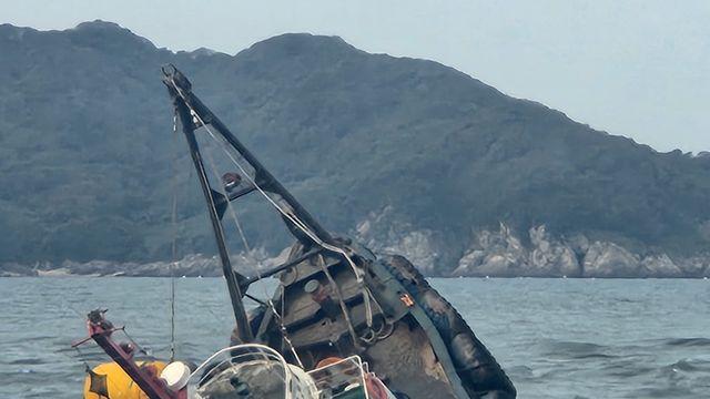 태안서 기름 5천L 실은 선박 침몰…선원 전원 구조, 방제작업 중(종합)