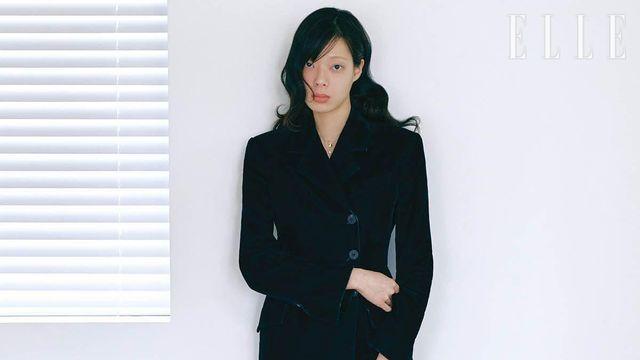 샤넬 시계를 찬 여자