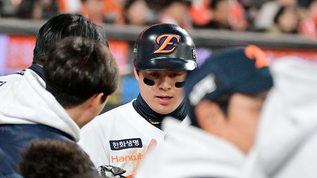 한화가 뚫었다! 0-0 균형 무너졌다! 노시환 2루타→채은성 사구→황영묵 희생 번트→하주석 타점…5회 1-0 리드 [KS4]