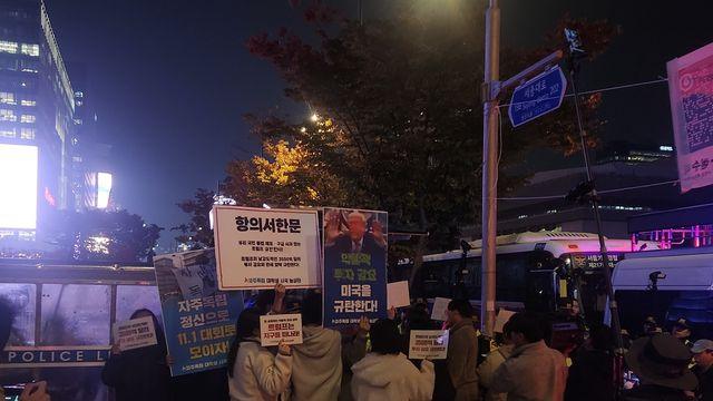 한미협상 타결에 진보단체 반발…美대사관 앞 경찰과 대치하기도(종합)