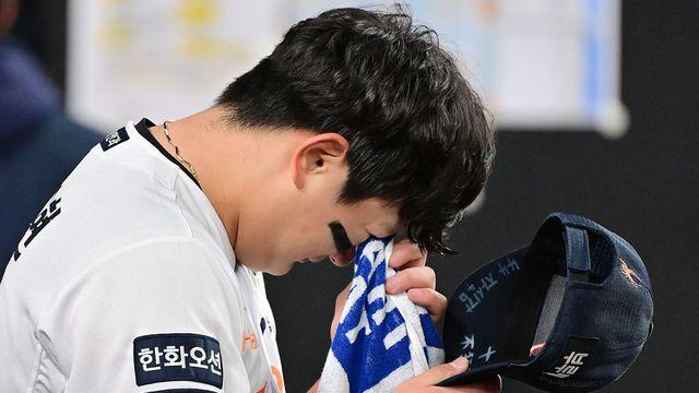 잘 던져놓고 왜 오열했나…그래봐야 21살 투수, 한 달 내내 마음고생→친형도 뜨겁게 끌어안았다 [KS3]