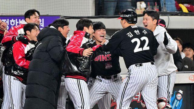 고비마다 병살타, 온 우주가 한화 도왔는데…LG, 빈틈 파고들어 순식간에 '통합우승 눈앞' [KS4]