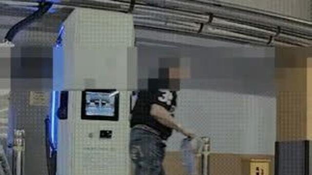 전기차 케이블 일부러 밟고 가는 노인