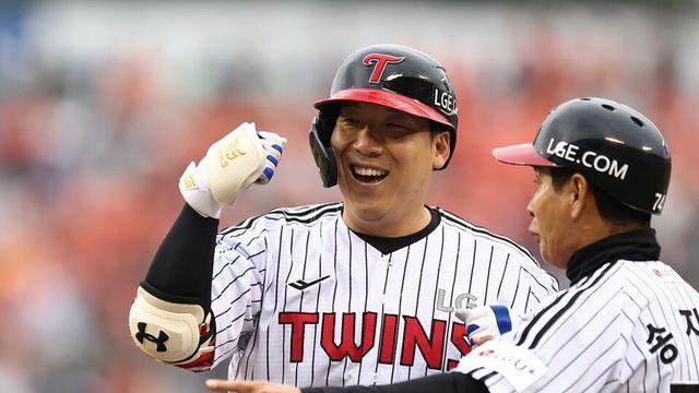 베테랑의 품격… 김현수, 통산 신기록과 함께 LG 통합 우승 정조준