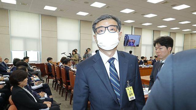 국감 증인인데 '마스크 고수' 진실화해委 국장…