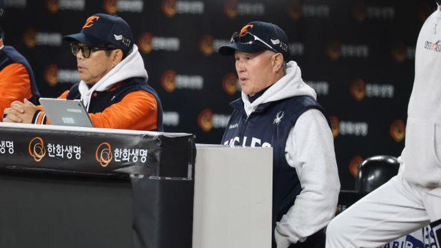 ‘9회 충격 6실점’ 한화 김경문 “야구 참 어렵다”