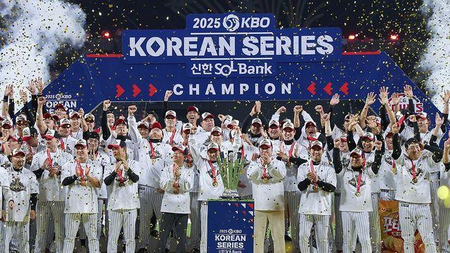 LG의 품격 있는 우승 세리머니…한화 팬들도 아낌없는 박수