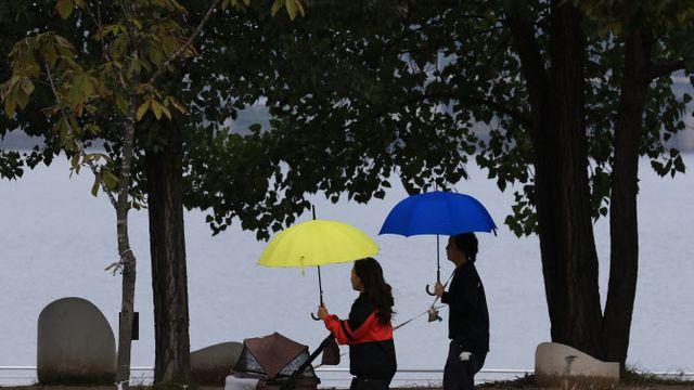 한낮 기온 15~20도로 포근…가을비는 오전까지[내일날씨]