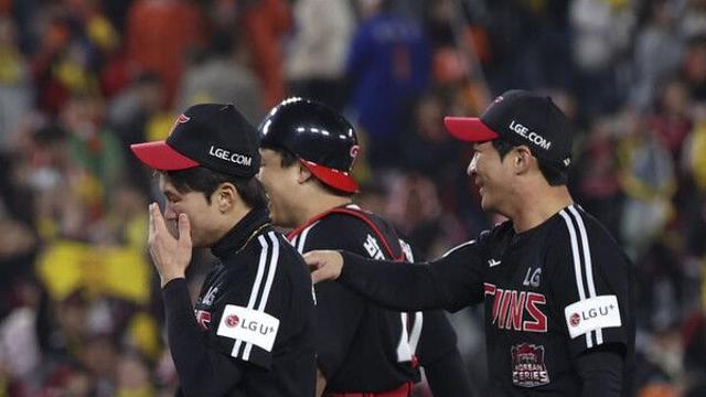 4차전 승리 후 눈물 쏟은 LG 박해민 