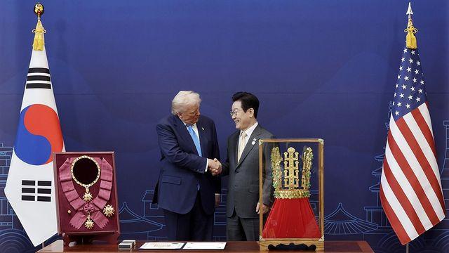 트럼프, 韓 금관·훈장에 흡족했나…