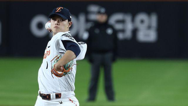 문동주, 1회 1실점하고 강판…