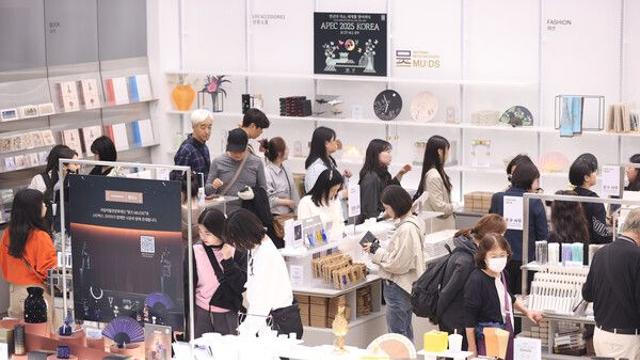 ‘뮷즈’ 열풍, 매출 300억·외국인 관심↑…엔비디아 젠슨 황도 구매