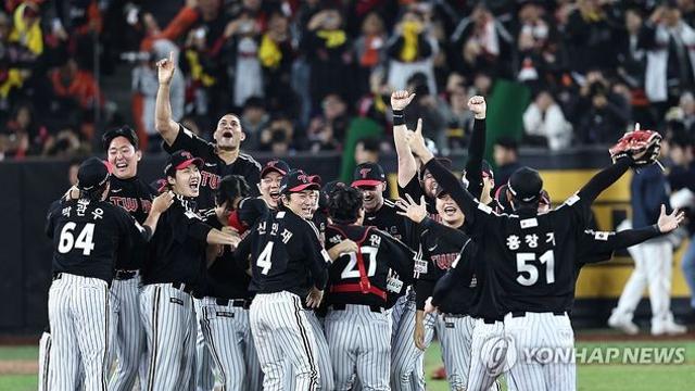 프로야구 LG, 한화 꺾고 2년 만에 우승 'V4'…MVP 김현수(종합2보)