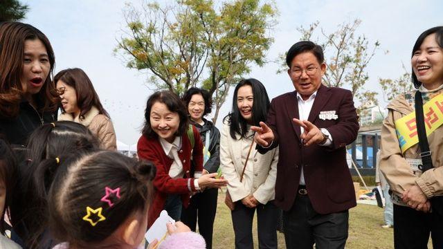 박강수 마포구청장,　마포 꼬꼬마 대장 축제 참석