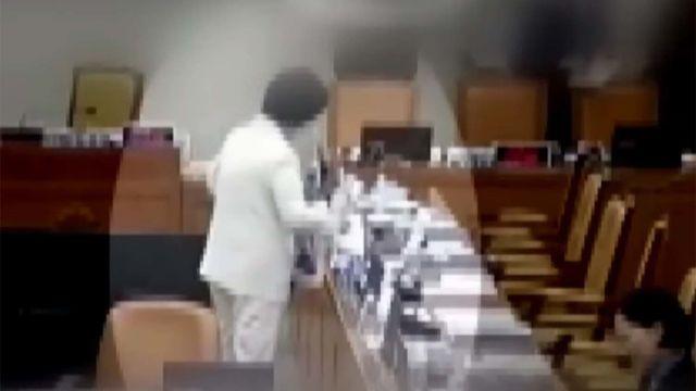 최민희 사퇴 의사 없나... 국정감사 휴식 시간에 예사롭지 않은 모습 포착