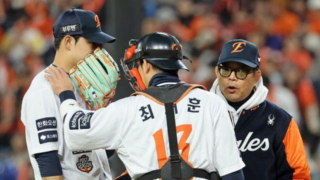 ‘예상외 변수’ 한화 문동주, 1이닝 만에 교체