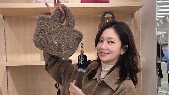 백진희 수수한 분위기…가방 들고 찰칵