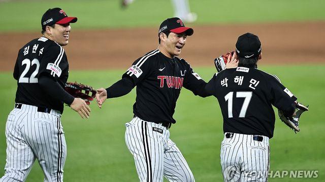 프로야구 LG, 한화에 4승 1패…2년 만에 한국시리즈 패권 탈환