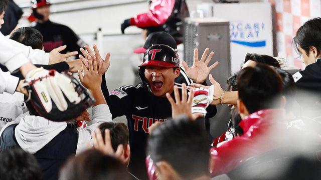 LG가 해냈다! 톨허스트 쾌투+김현수 2타점 'V4' 완성…한화는 안방서 준우승 고배 [KS5:스코어]