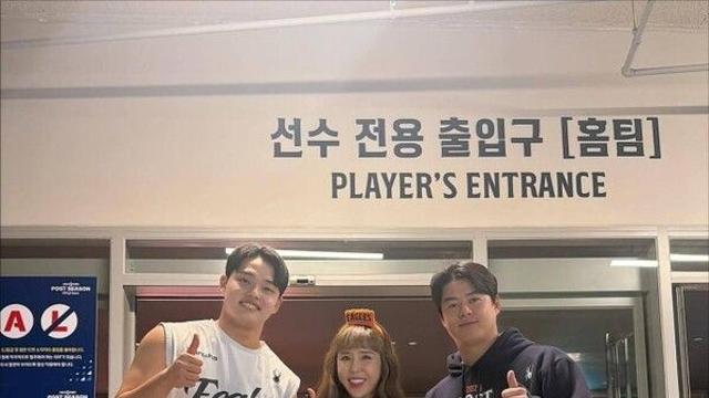 신지, '한화 찐팬' 인증하며 한국시리즈 3차전 승리 만끽! 노시환·문동주와 환한 미소 포착