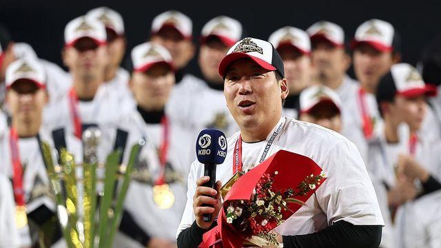 3번의 준우승 아픔 딛고 3번 우승…김현수, KS MVP 트로피 번쩍(종합)