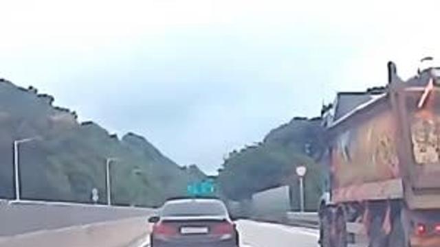 비켜주긴싫고 뒷차가 추월하는건 더 싫고