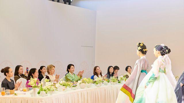 김혜경 여사, APEC 정상 배우자들과 오찬...한복패션쇼·백남준 특별전 등 관람