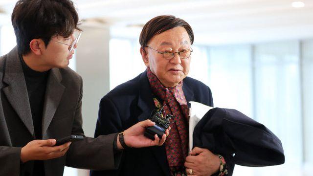 '김건희母 측근' 김충식, 특검 출석…조희대 회동설 '부인'