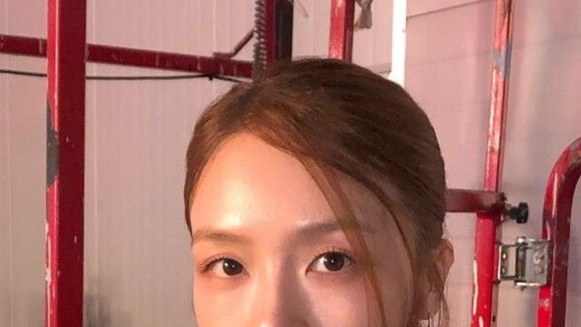 '예비 신부' 걸스데이 민아, 온주완과 결혼 앞두고 '물오른 우아美' 과시…트위드 재킷X체크 스커트로 완성한 러블리 미모