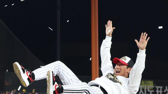 ‘LG 최초 통합우승 2회’ 염경엽 감독 “재계약 확답 주셨다. 세부 내용은 아직”