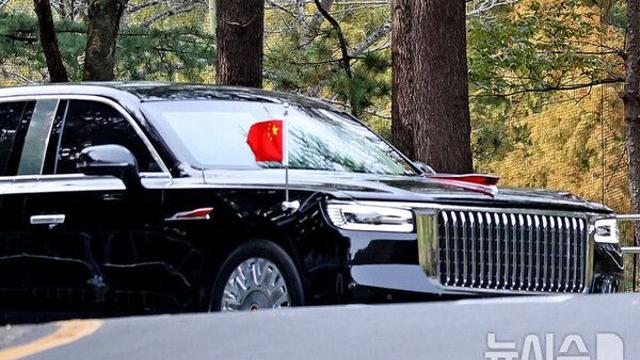 이 대통령, 시진핑과 APEC 정상회의장서 첫 대면…