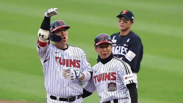 안타 치면 '농구 슈팅 세리머니' LG, 농구와 동반 우승 눈앞