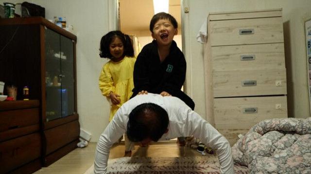 쌍둥이 손주 돌보며 구순의 치매 어머니까지…환갑 창동 씨의 하루